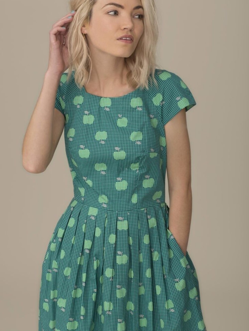 Emily And Fin Green Apple Printed Fit-and-Flare Claudia Dress Size 16UK - Picture 2 of 3